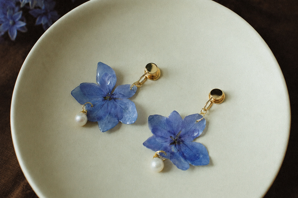 Pearls, Stones & Texture: The Details That Give Vintage Jewelry Its Character